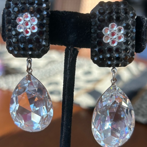 VINTAGE XL CLEAR  TEAR DROP  CRYSTAL SWAROFSKI /BLACK CRYSTAL FLOWER- - Picture 2 of 15